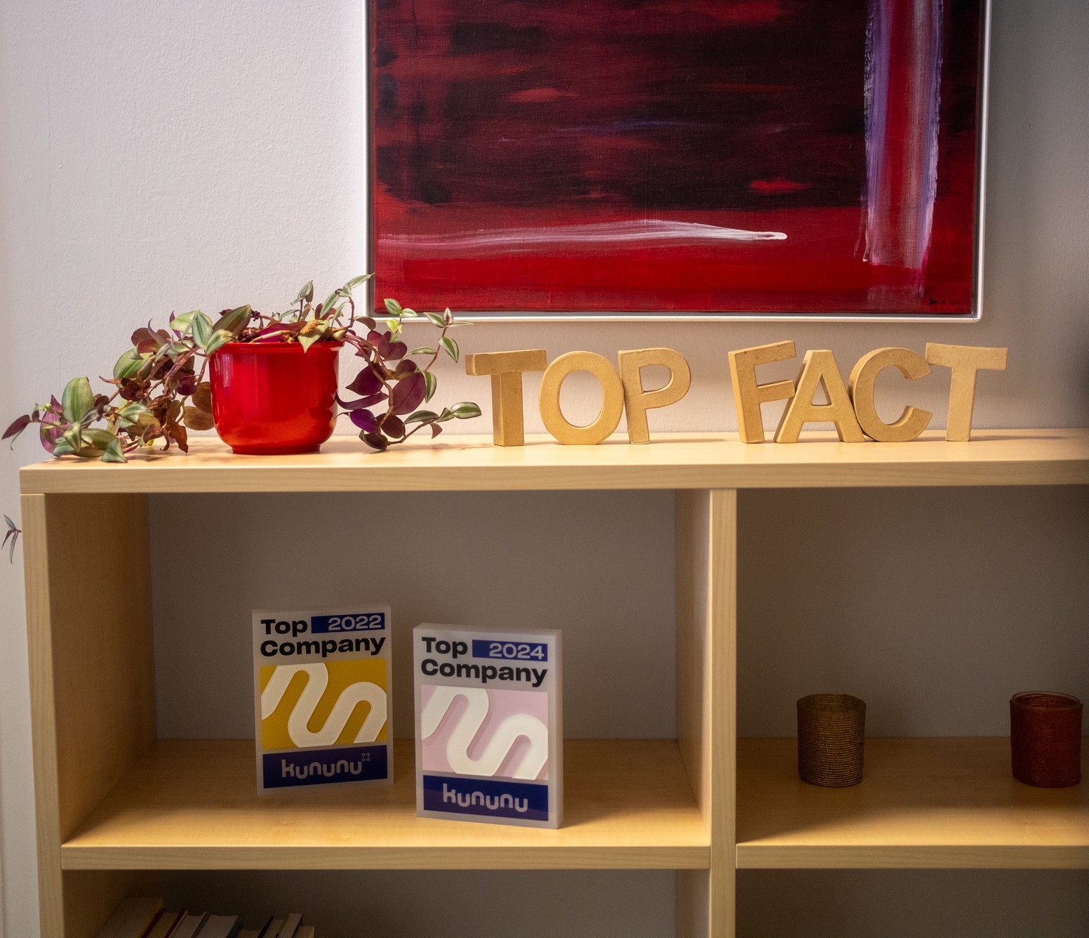 01 topfact AG - topfact Buchstaben in Regal 01 topfact AG - topfact Buchstaben in Regal