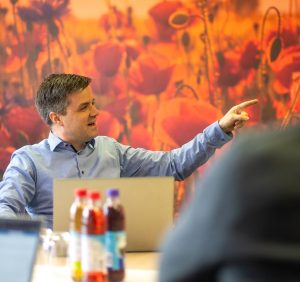 Kundenbetreuer Emanuel Anger schult Kunden im Umgang mit den Lösungen der topfact AG